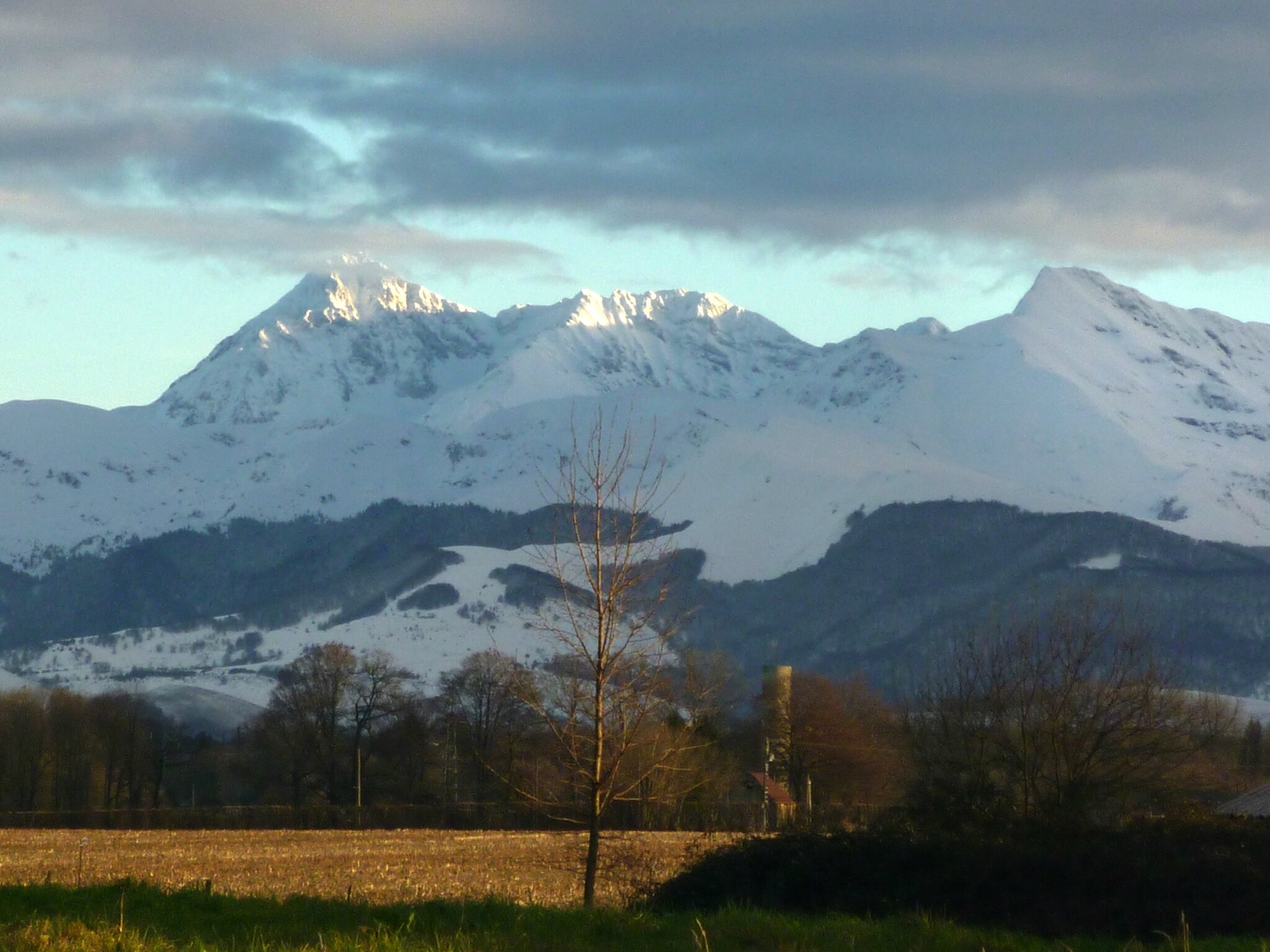 Sur le plateau de Ger... coté chaine des Pyrénées. Un Jour Une