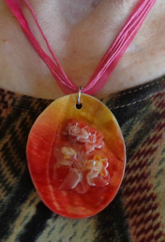 COLLIER FLEUR ROUGE NACRE