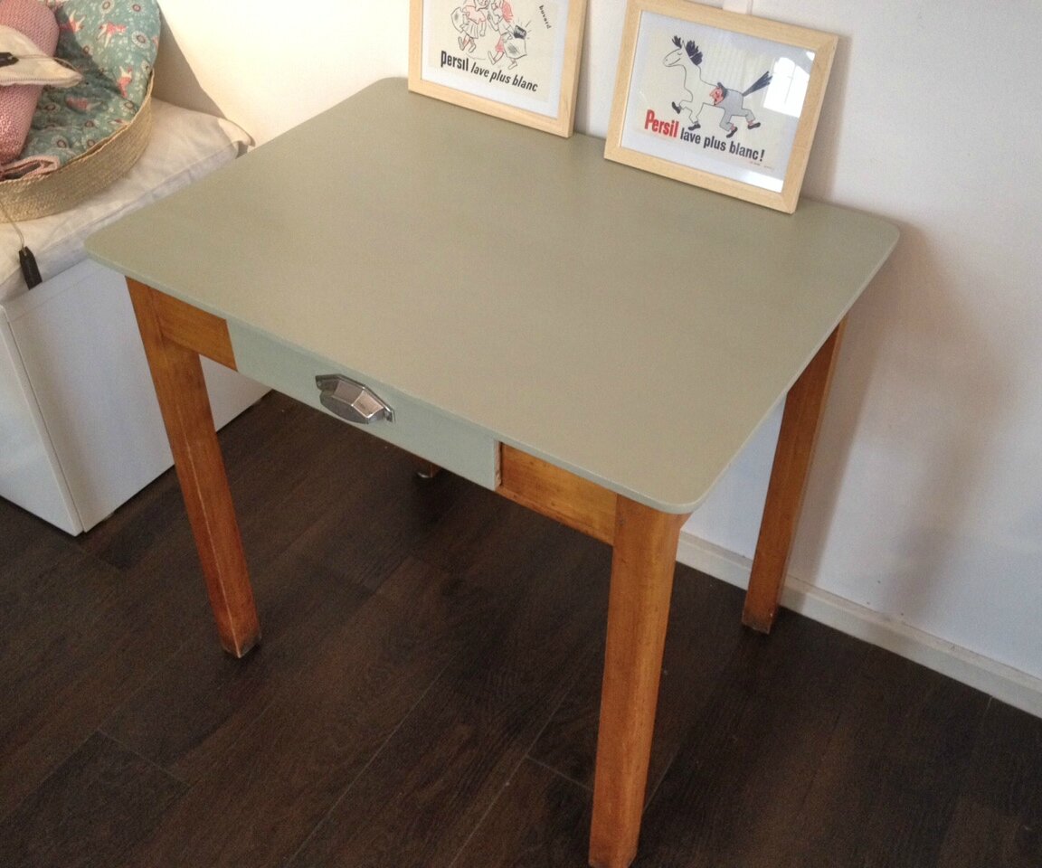 Petite table en bois et plateau vert années 60 - La Petite Factory de Julie