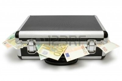 1441206-valise-pleine-de-billets-euro-isole-sur-un-fond-blanc (1)