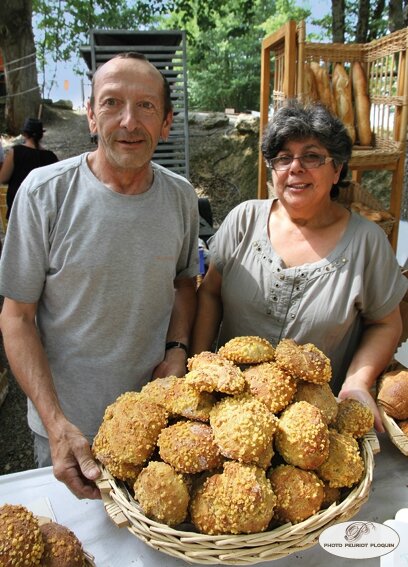 PAIN_du_Terroir_Gersois_petits_pains_au_mais_fabriques_par_David_Corcagnani_boulanger_a_LANNEPAX_32_presentes_par_ses_parents_Jean_jacques_et_Lucilia_Corcagnani