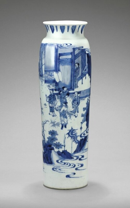 Grand vase rouleau en porcelaine bleu blanc, Epoque Transition, ca