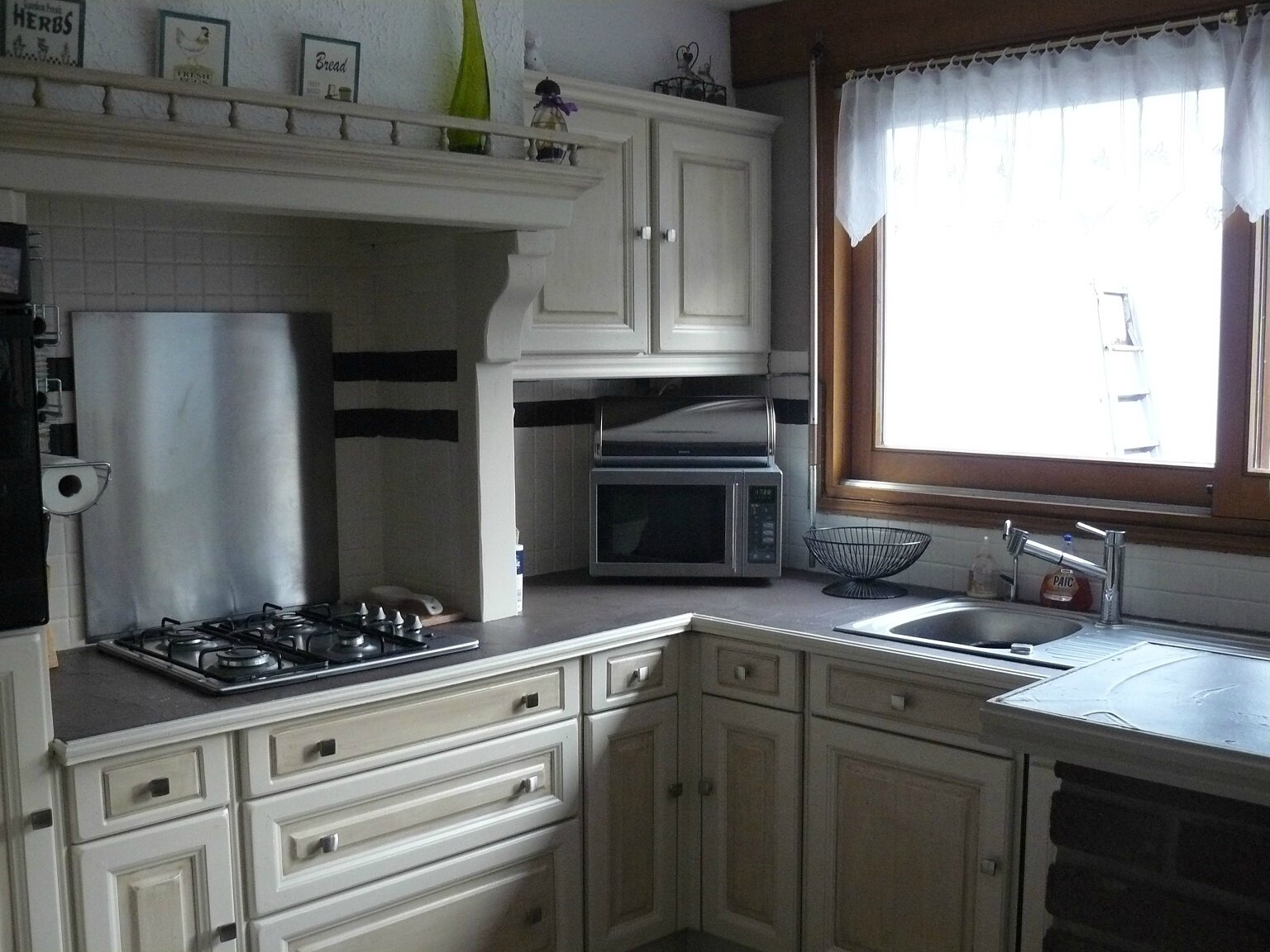 Jolie cuisine relooker, plan de travail en carrelage refait en ...