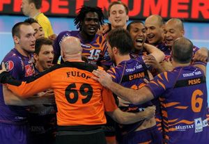 les-violets-exultent-apres-le-match-nul-arrache-a-domicile-face-a-cesson-le-29-septembre-lors-de-la