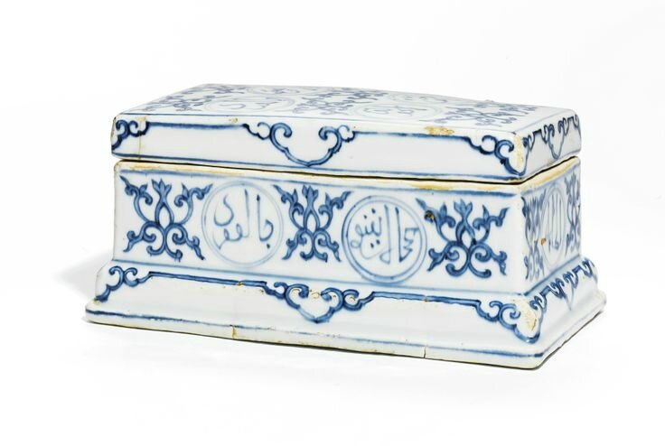 A blue and white pen box and cover, Zhengde mark and period