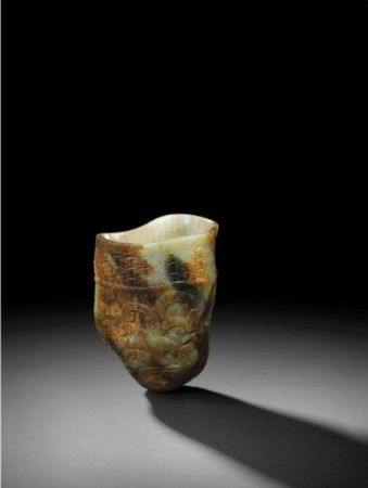 Rhyton_en_jade_sculpt__de_style_archa_sant__Longwei_Gong