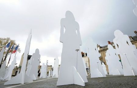 744601_des-silhouettes-representant-les-femmes-mortes-de-violence-domestiques-en-france-installlees-sur-une-place-au-mans-le-25-novembre-2010