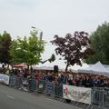 U / 2009 / N / La Foule, les VIP,spectateurs badaux et curieux.