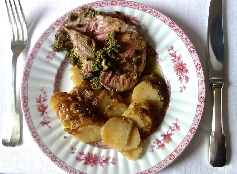 gigot farci aux pistaches, anchois et fines herbes
