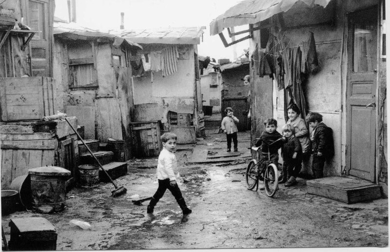 Un bidonville en banlieue parisienne (1963)
