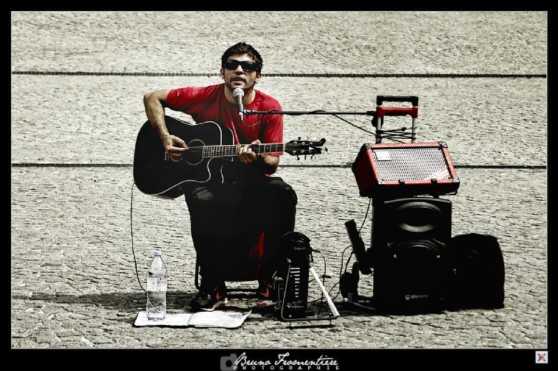 Guitar player Beaubourg 5