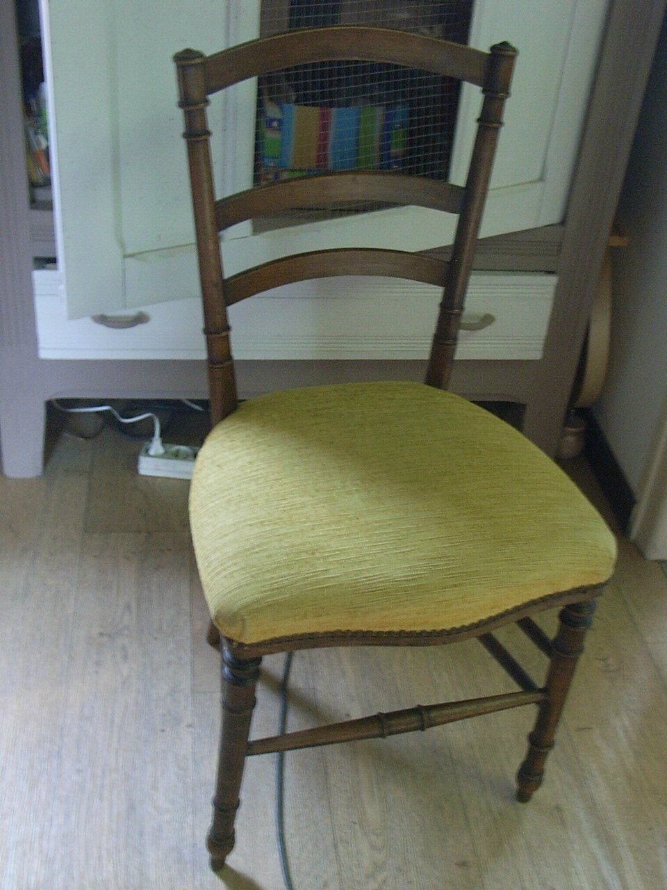 Une chaise marron et jaune... puis blanche décoration du bontemps