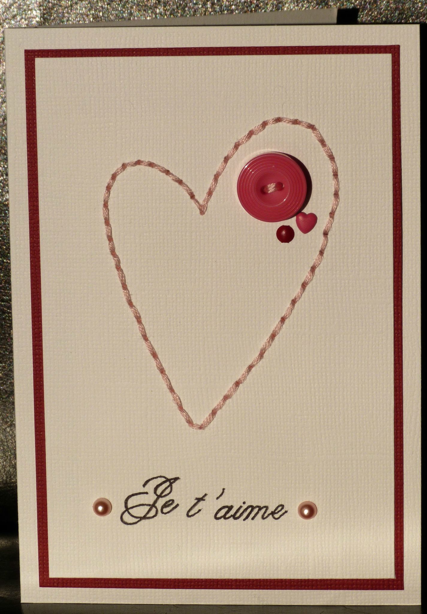 Perles Et Valentin Sont ils Toujours Ensemble Un coeur brodé un bouton des perles une carte de St