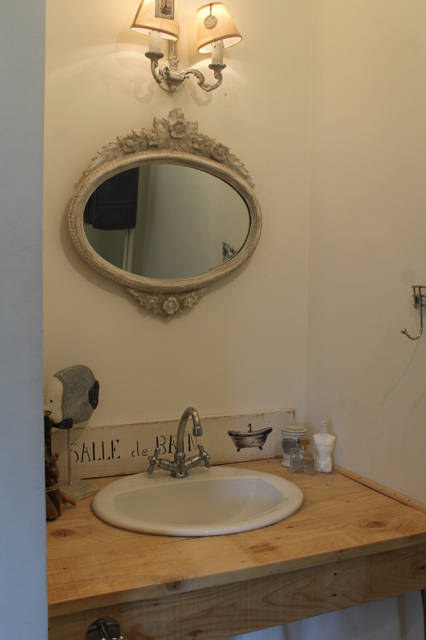 Salle de douche avec du bois de palette le p'tit monde d'isa