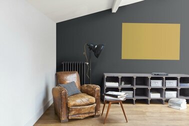 peinture-salon-mur-et-radiateur-couleur-chataigne-meuble-peint-gris-beton-colorissim-V33
