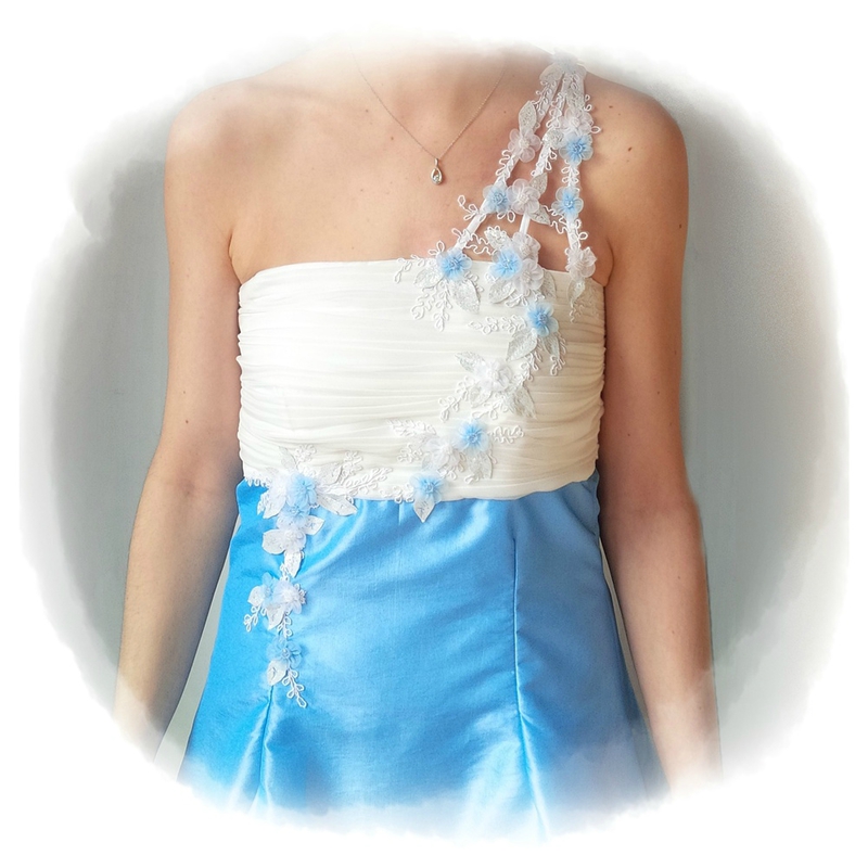 robe taffetas bleu détails broderies