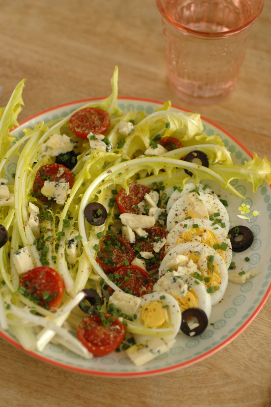 Salade pissenlit, oeuf dur, tomates confites, fromage à pâte persillée, olives noires & ciboulette_2
