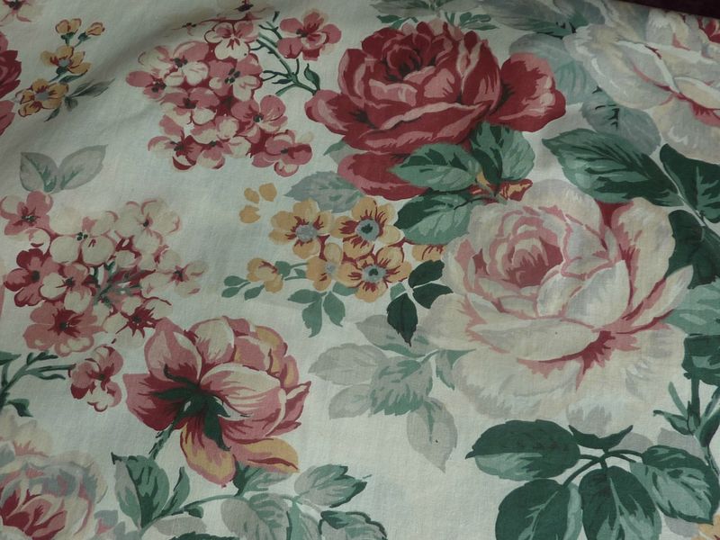 1231 , Grandes fleurs pour ce tissu ancien fond ecru roses anciennes 130 cm x 125