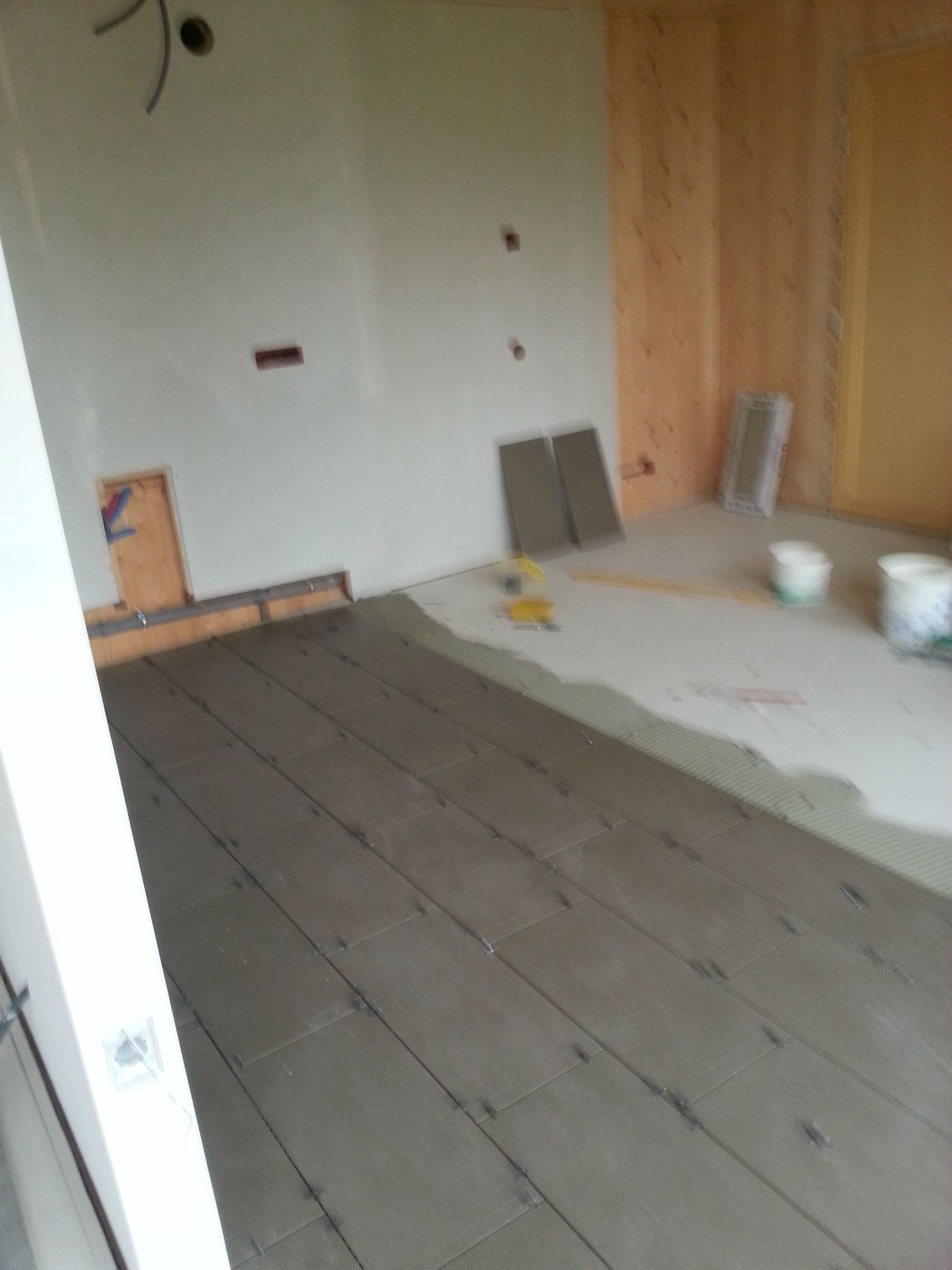 Plomberie, ponçage, carrelage, peinture, sol, etc... on commence ...