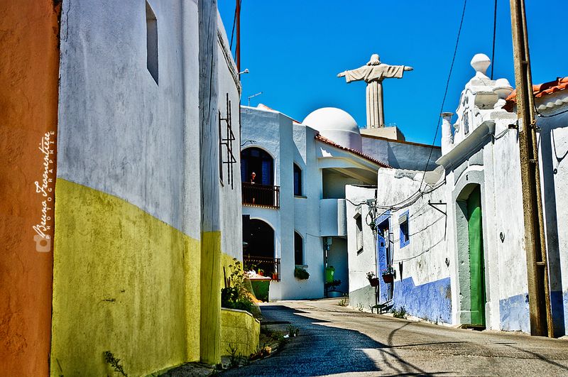 Cristo_Rei_by_the_street