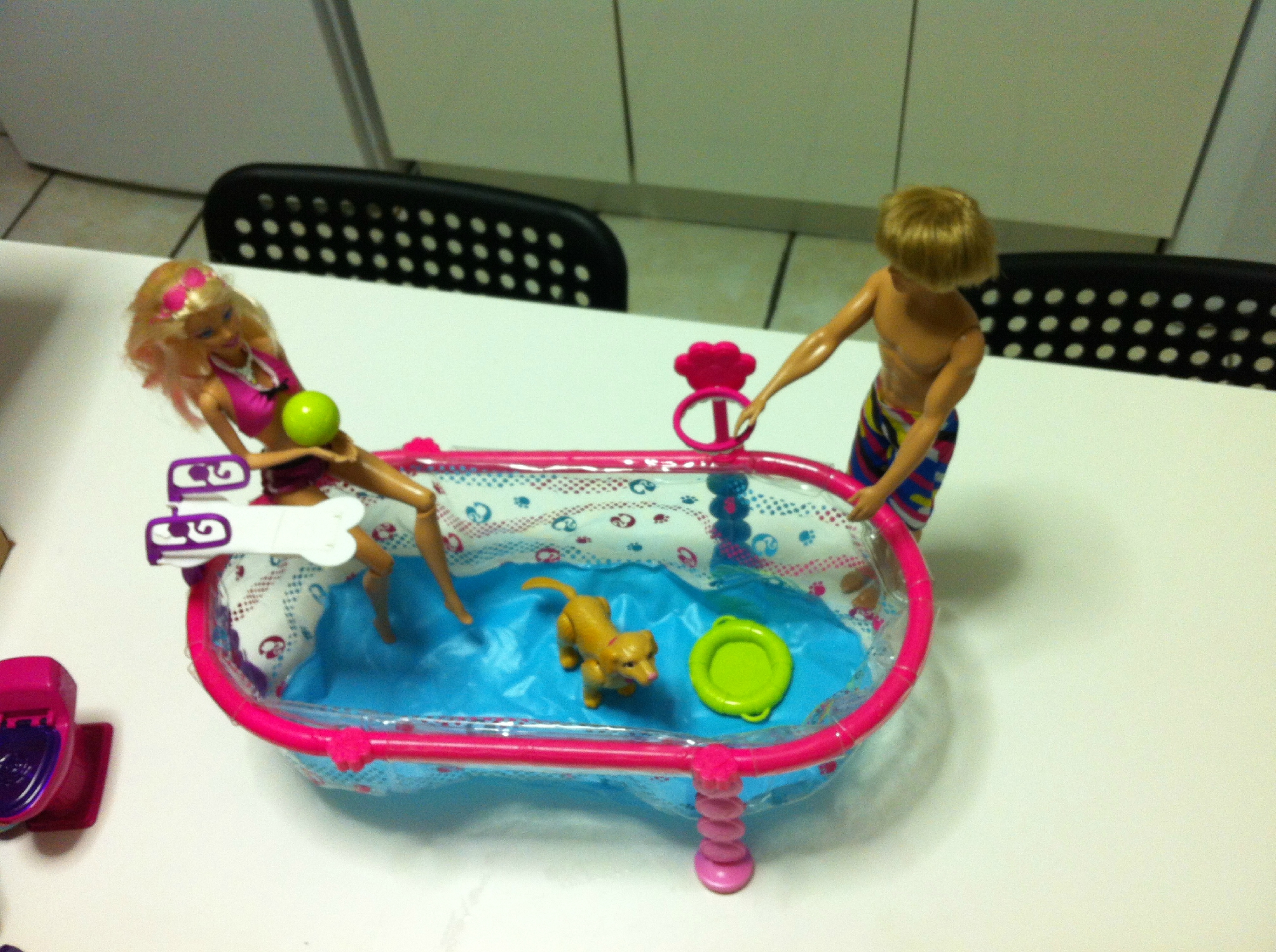 barbie à la piscine