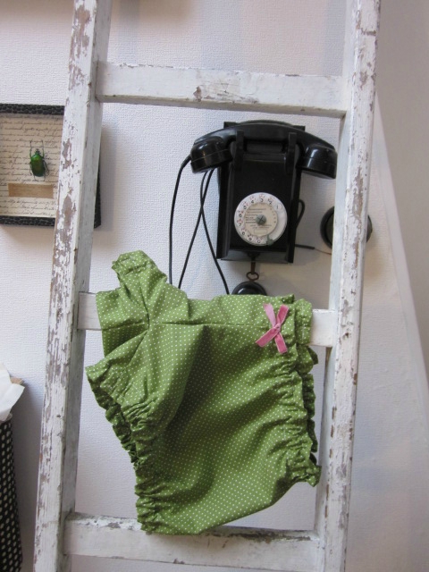 Culotte BIANCA en coton vert salade à pois tête d'épingle blanc - noeud de velours rose buvard (6)