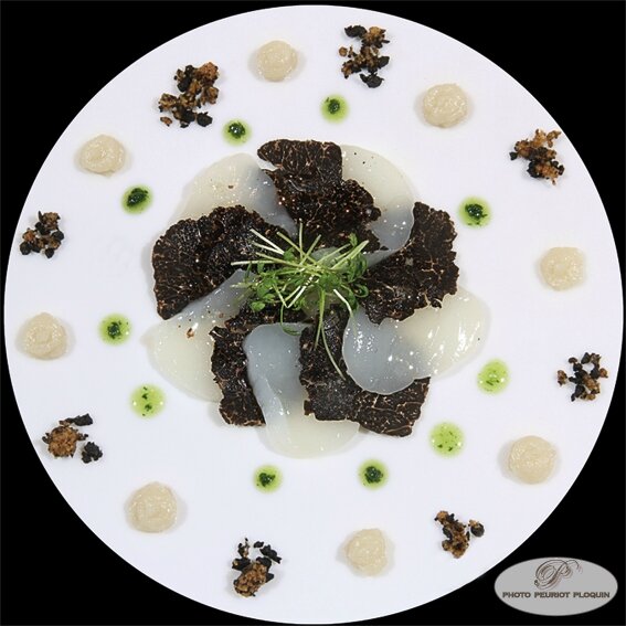 Carpaccio_de_NOIX_de_SAINT_JACQUES_et_TRUFFE_NOIRE_topinambour_crumble_d_olives_noires_et_pousses_de_cresson_nain_par_Thierry_Pszonka_Les_Sens_a_Puylaroque_82
