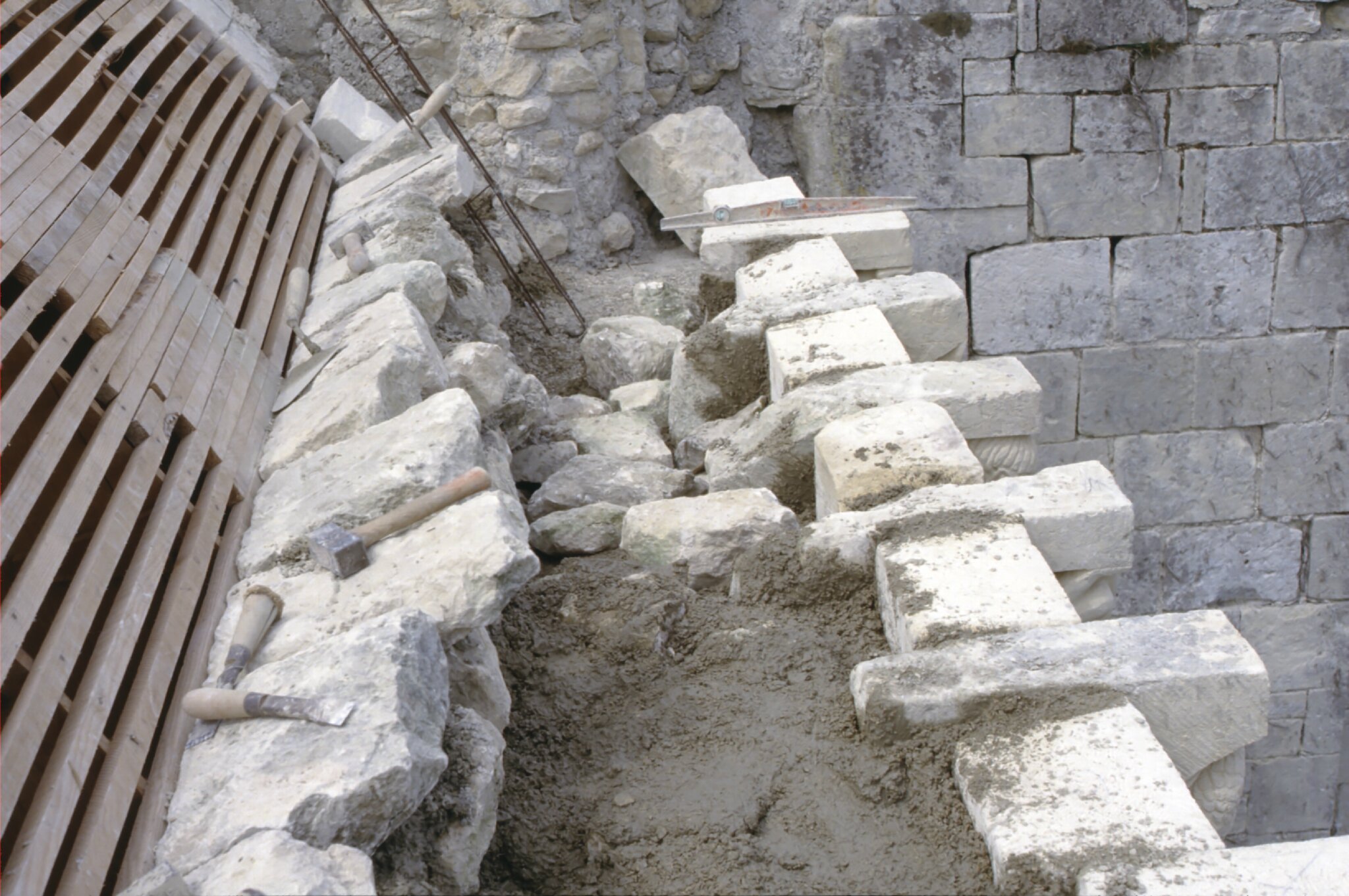 archéologie du bâti,art roman voute et modillons, blocage, chevet mur Nord 1987