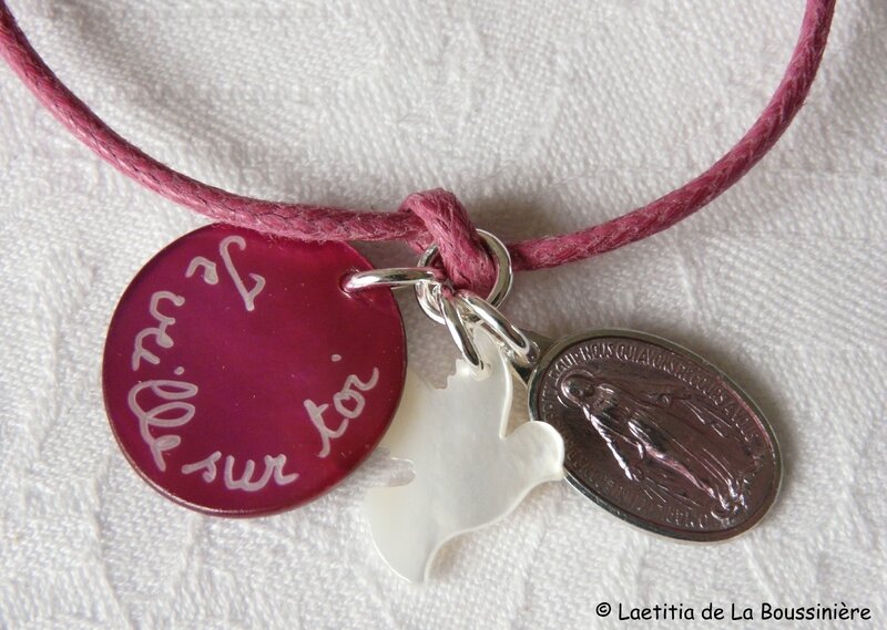 Bracelet sur cordon fushia, médaille fushia foncé, colombe en nacre et médaille miraculeuse rose (détails des breloques)