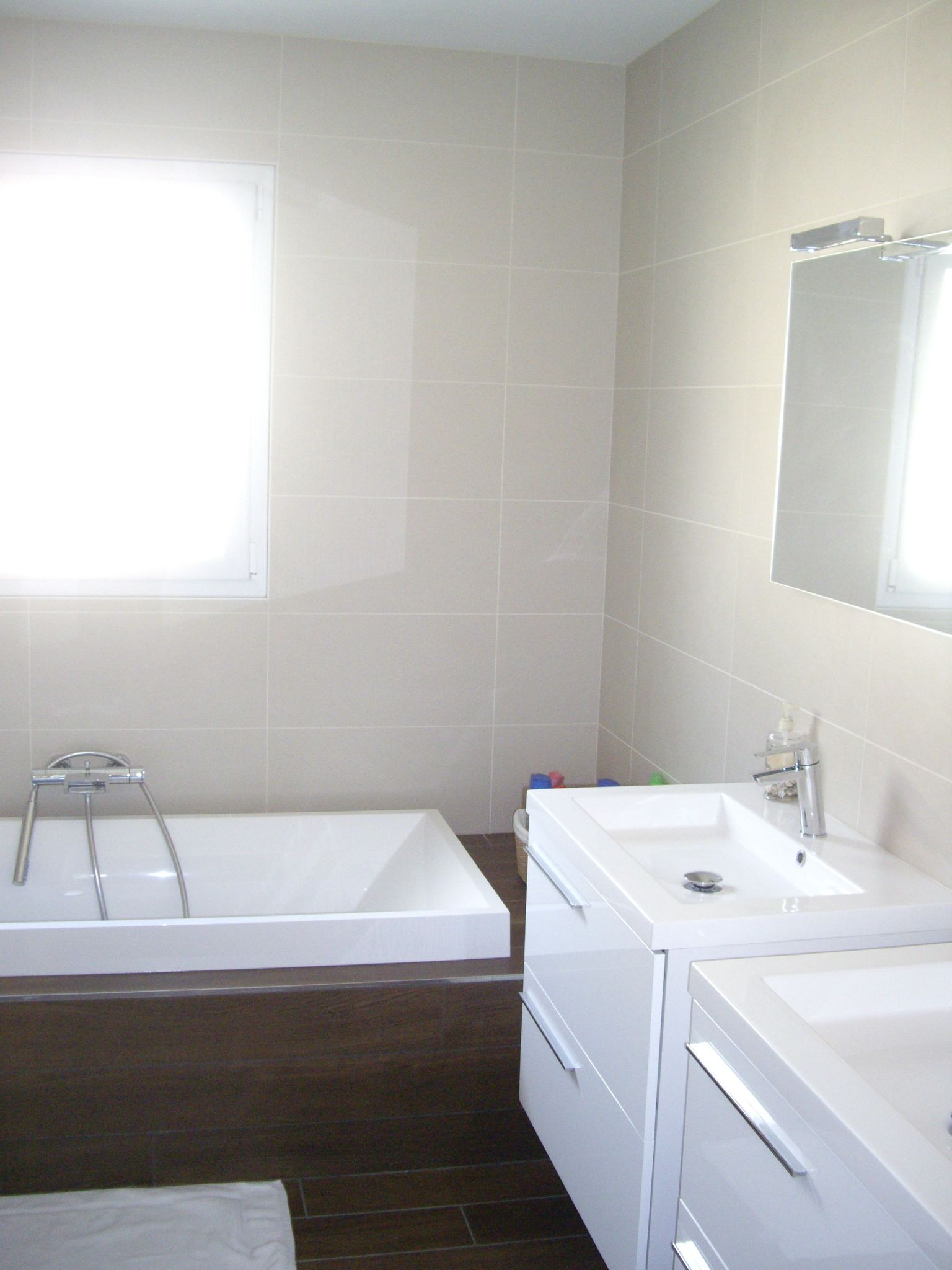 Salle de bain, avec baignoire, douche à l' italienne et 2 meubles ...