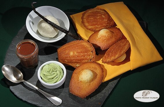 Madeleines_au_miel_tout_juste_sorties_du_four_pate_a_tartiner_maison_aux_noisettes_et_glace_vanille_Le_Poids_Public_de_Claude_Taffarello_a_Saint_Felix_Lauragais_31