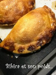 Chaussons aux pommes en croûte de sucre gros plan