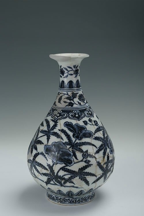 Blue-and-white pear-shaped vase with the design of flowers, Yongle period (1403-1424)