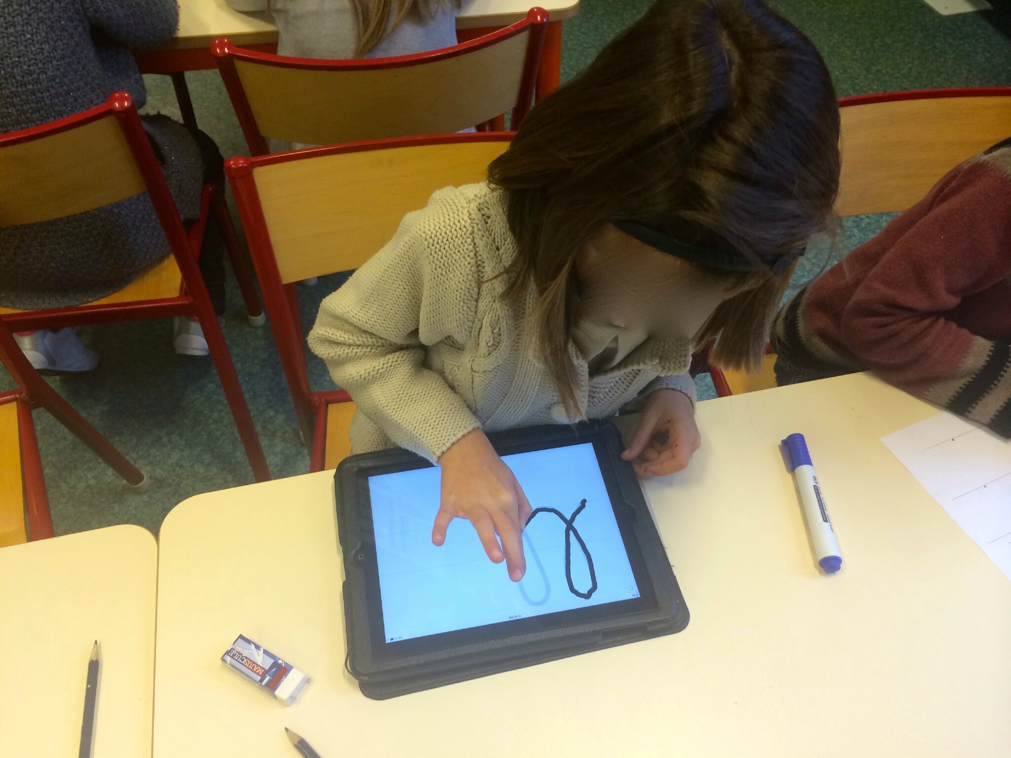 Le tracé des lettres avec la tablette un doudou dans mon cartable Le tracé des lettres avec la tablette un doudou dans mon cartable