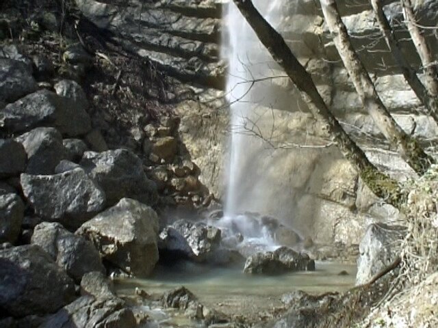 le bas de la cascade