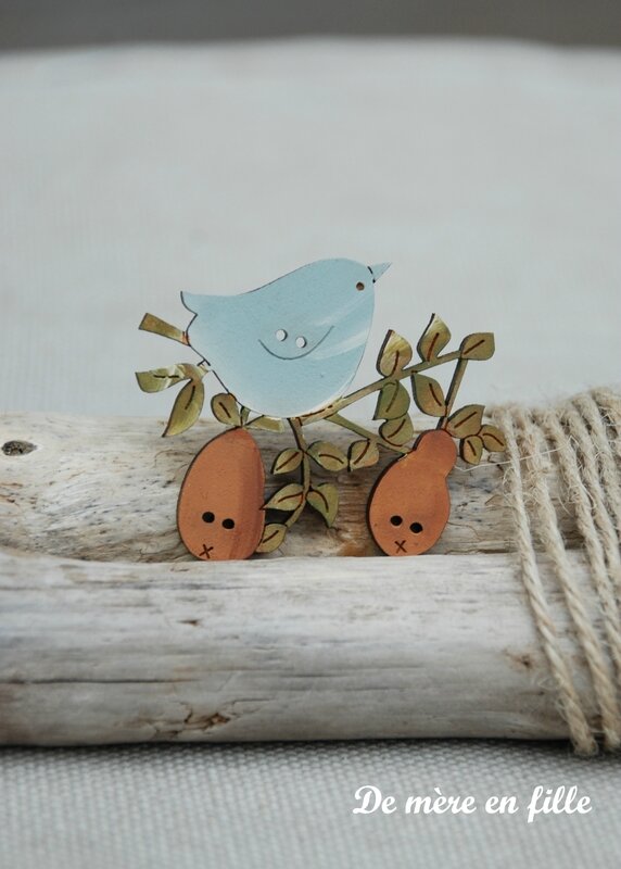 oiseau bleu sur branche de poirier