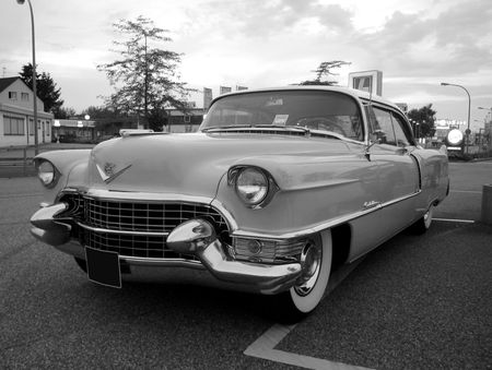 Cadillac_series_sixty_two_coupe_de_ville_hardtop_de_1955__Rencard_Burger_King_Offenbourg__05