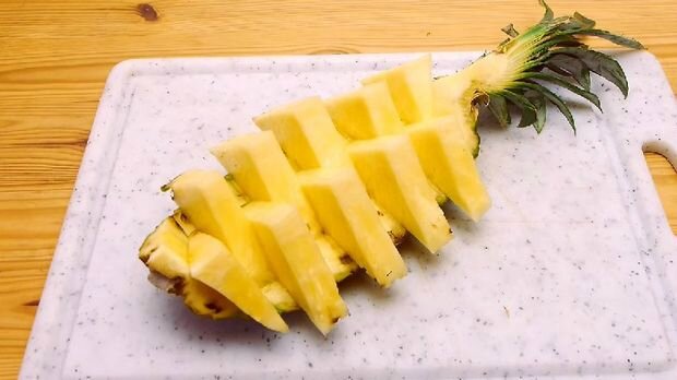 Pour Bien Choisir Et Decouper Un Ananas Du Jardin Et Du Marche A L Assiette Et A La Bouche