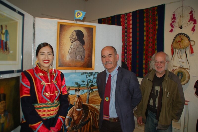 Erica, Michel Monesma et Jean-Jacques Delmas autour du portrait du chef Pawhuska par Henry Van Loenen