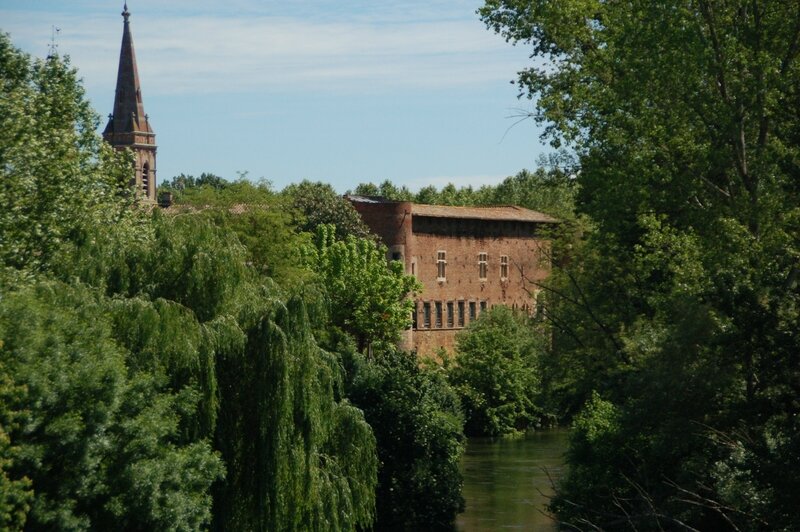 Le château de Bioule au bord de l'Aveyron