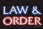 LAW & ORDER - Avec ses 4 déclinaisons, la franchise a occupé les grilles de NBC pendant plus de deux décennies. Certes sont succès décline, car elle n'a plus qu'une série à l'antenne, mais, selon Dominique Montay, il ne fait nul doute qu'elle manque à NBC qui a du mal à organiser une grille convaincante sans elle. Alexandre Letren note que la série Jo, bientôt sur TF1, reprend d'ailleurs des codes de la franchise.