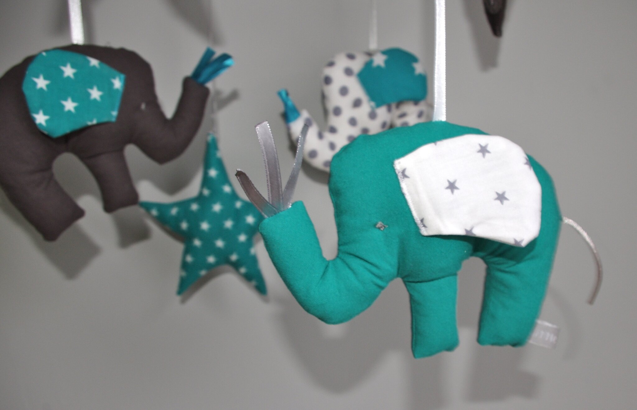 Mobile éléphants et étoiles dans les bleu canard, gris et blanc ...