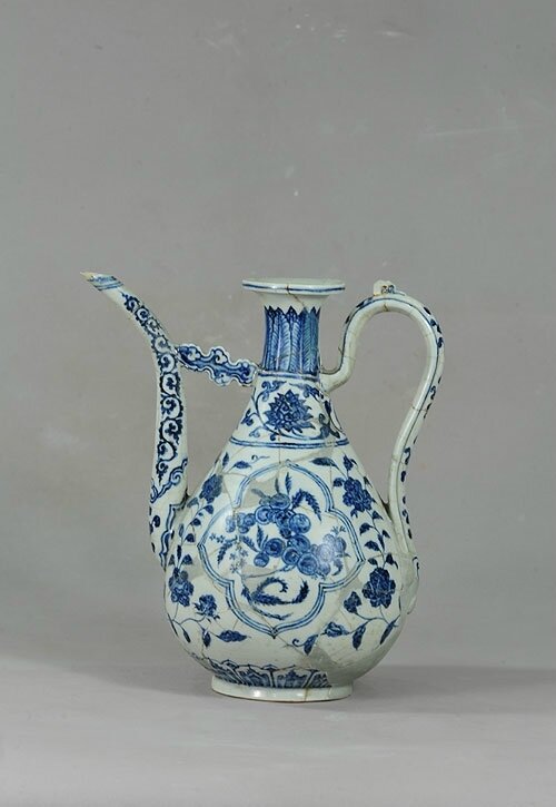 Blue-and-white ewer with the design of fruits and flowers, Yongle period (1403-1424)