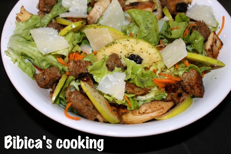 Salade de poulet à la pomme gros plan