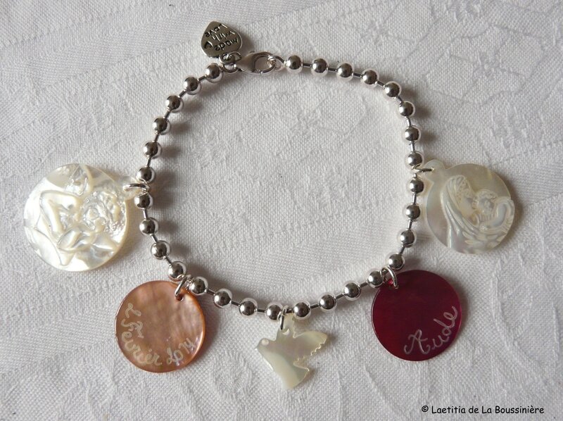 Bracelet sur chaîne boules argent, médaille d'ange en nacre, 2 médailles en nacre gravées, une colombe en nacre et une médaille de Vierge à l'Enfant 19mm en nacre