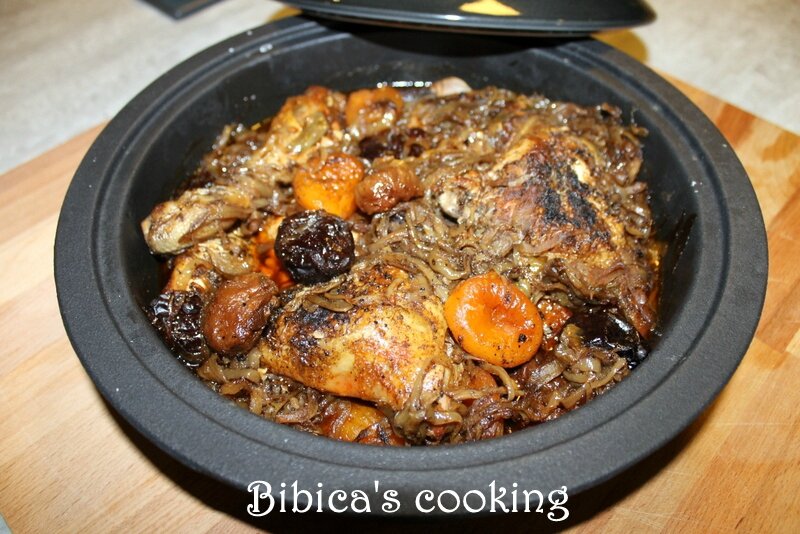Tajine de poulet aux oignons caramélisés et fruits secs face