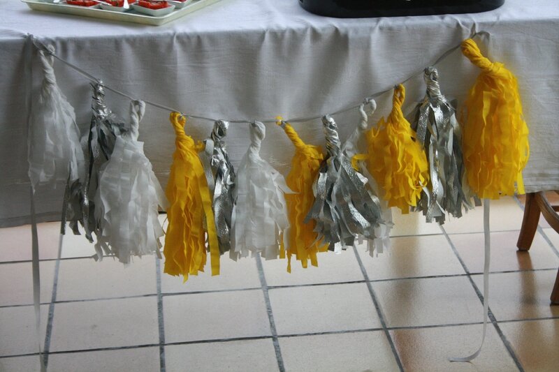 baptème déco theme marin origami bateau gris jaune guirlande pompom tassel