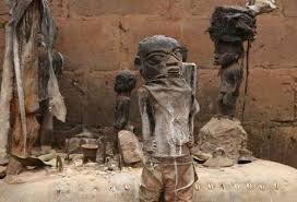 Résultat de recherche d'images pour "Sur cette photo ce petit homme en statuette debout à la tête légèrement inclinée"