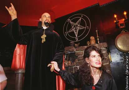 Anton-Lavey-Founder-Of-The-Church-Of-Satan-hand-sign