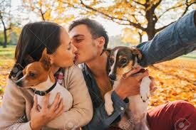 Résultat de recherche d'images pour "couple heureux avec des chiens"